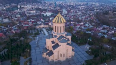 Sabah duası Tiflis 'in üzerine dökülüyor. Katedral şafak vakti yumuşak palet ile kaplanıyor..