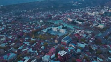 Tiflis 'in ilk ışıklarını tecrübe edin. Şafak sökerken şehrin panoraması kucaklanıyor. Sakin sokakları ve hayatı gözler önüne seriyor..