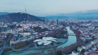 Tiflis şafağının sessizliğinin tadını çıkarın, şehir sakin bir sabah ışığı altında dinlenirken, 4K 'da ele geçirildi..
