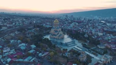 Gün ağarırken Tiflis 'in yumuşak ışıkta uyandığını hissedin. Gün doğumunda parlayan ikonik yapı 4K' da..