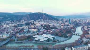 Tiflis 'in sabah zaferine tanık olun, şehrin şehir panoraması şafağın yumuşak ışığında sergilenirken, çarpıcı 4K' da yakalanıyor..