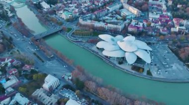 Tiflis deneyimi büyüleyici şafak vakti, şehrin panoramasını canlı 4K detaylarıyla canlandıran kentsel uyanış..