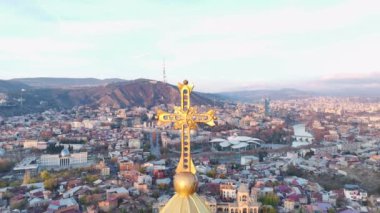 Şafakta saygıyı keşfet, Tiflis 'teki katedralin şafağında şehri ruhani renklerle boyayarak, 4K.