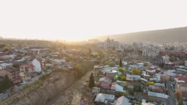 Tiflis 'in şehir güzelliği ortaya çıktığında şafağın kucaklamasını hisset. Şehir, sabahın yumuşak ışığında, 4K' da yıkandı..