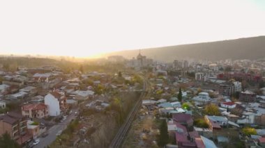 Alacakaranlıktaki Tiflis 'in ışıltısına tanık olun, ışık ve mimari dansının 4K' da sergilendiği panoramik şehir balesi.