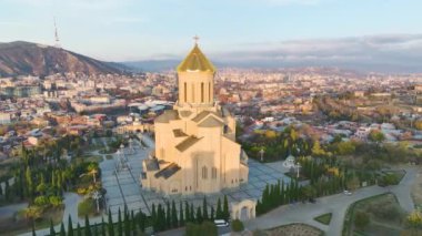 Tiflis katedralinin şafağın yumuşak renkleri tarafından kucaklanışını izleyin, sakin bir başlangıç, canlı 4K.