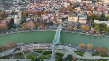 Tiflis 'in sakin sabahını keşfedin, huzur içinde panoramik bir şehir, yukarıdan süzülen dingin güzelliği, 4K' da ele geçirildi..