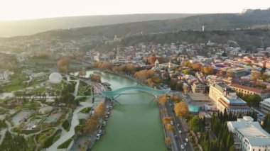 Tiflis şafağının ihtişamını keşfedin, sakin renkler çarpıcı bir şehir manzarası çizerken, her detayı canlı ve canlı 4K.