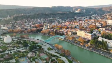 Şafağın dingin ışığında şehrin güzelliğinin ortaya çıktığı Tiflis üzerindeki sabah parıltısına hayret, 4K 'da ele geçirildi..