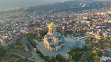 Şafakta katedrali keşfedin, Tiflis 'in önde gelen bir anıtı sabah gökyüzünün hoş renkleriyle yıkanmış, 4K.