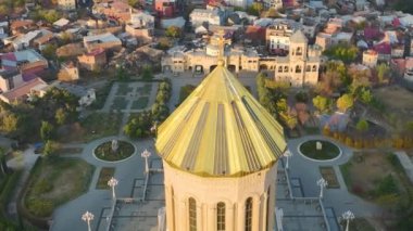 Tiflis 'i uyandır, katedrali şafakla boyansın. Hoş bir palet, sükunetin ve umudun sembolü, 4K' da ele geçirildi..