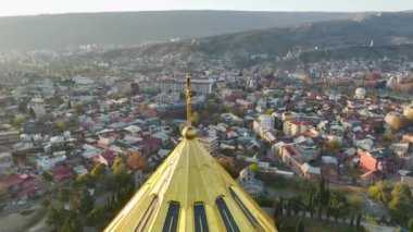 Tiflis katedralinin dingin güzelliğini tecrübe edin. Şafağın hoş renklerinde yıkandı. İlk ışıkta 4K 'da yakalandı..