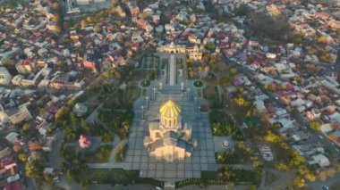 Tiflis 'in görkemli zarafetine hayran kaldım. En çarpıcı katedral, nefes kesen 4K berraklığıyla yukarıdan çekildi..