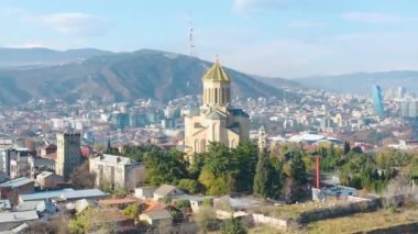 Tiflis mimari mucizesini keşfedin, şafak vakti katedrali, tarihin ve güzelliğin birleştiği yer, büyüleyici 4K 'da çekilmiştir..