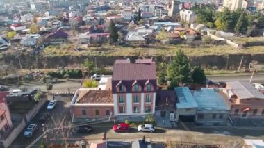 Tiflis Katedrali 'ndeki altın saate tanık olun. Tüm detaylar mükemmel bir şekilde parıldıyor. 4K' da yakalanıyor..