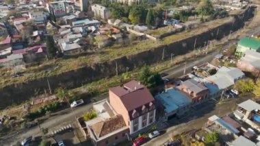 Tiflis sabah tuvalini keşfedin, panoramik şafak görüntüsünün şehri canlı bir şekilde boyadığı, 4K 'da yakalanan.