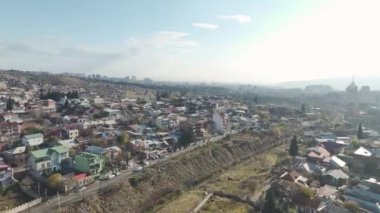 Tiflis 'teki gündoğumu sükunetini hisset. Şehir manzarası pastel gölgelerle kaplanmış. Her an huzurlu ve el değmemiş..