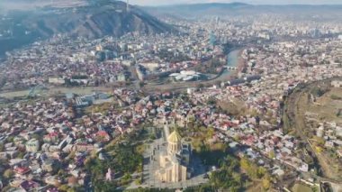 Tiflis katedralini sabah ışığında bir inanç feneri olarak görün, varlığı rahatlatıcı bir sabit, 4K 'da çekiliyor..