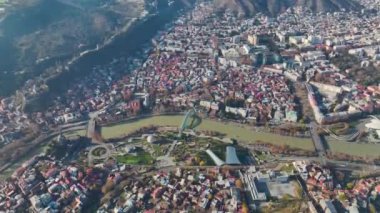 Şafak vakti Tiflis 'in büyüleyici şehir manzarasına tanık olun. Şehir güzelliği, 4K' da yakalanan canlı bir duvar halısında seriliyor..