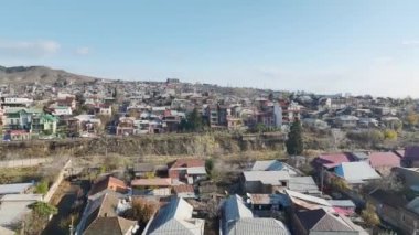 Şafağın ilk ışıklarıyla Tiflis 'te şehir güzelliğini keşfedin. Sabah zaferinin çatılara ve sokaklara yayıldığı yerde, kıtır kıtır 4K.
