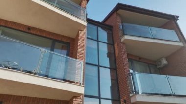 Tiflis 'in konukseverliğine hayran kaldım, bir otel cephesi sabah güneşinde yıkandı, havada 4K' da yakalandı..