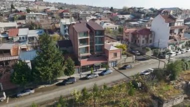 Tiflis 'in en iyi otelinde güneşin doğuşunu tecrübe edin. Yüzü umut vaat eden günlere uyanır, muhteşem 4K' da sergilenir..