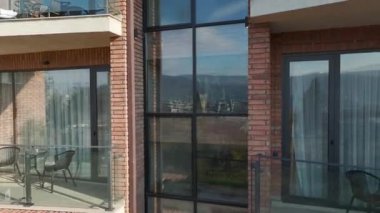 Tiflis 'in karanlığa gömülmesini izleyin, geceyi aydınlatan bir otel cephesiyle, zarafeti ışıl ışıl 4K ile büyütüldü..