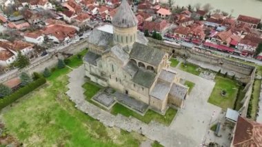 Mtskheta, Gürcistan 'ın sonsuz ihtişamını keşfedin. Eski bir katedralin görkemli bir şekilde 4K' da ele geçirilen büyük bir nehrin kıyısında durduğu yeri..