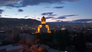 Tiflis 'in en güzel katedrali üzerine kutsal şafağı kucaklayın. Erken ışığın en iyi olduğu yer, canlı 4K..