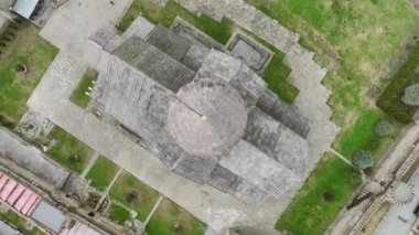 Mtskheta 'nın ruhuna dal, Katedral' in nehre yansıdığı yerde 4K 'da bir sükunet resmi çiziyor..