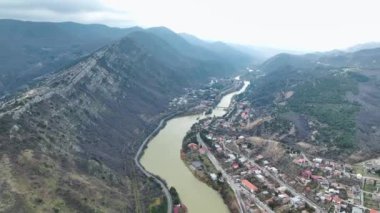 Mtskhetas nehrinin ihtişamını keşfedin, katedralin dimdik durduğu, 4K 'da bir miras ve güzellik feneri..