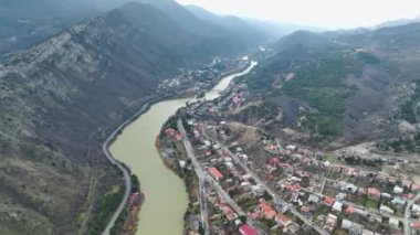 İşte Mtskheta 'nın koruyucusu, nehri izleyen antik bir katedral, 4K' da resmedilen ciddiyeti ve zarafeti..