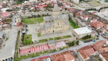 Mtskheta 'nın kalp atışlarını hisset, kıvrımlı nehir tarafından kucaklanan katedralle, ruhsal özü 4K' da ele geçirildi..