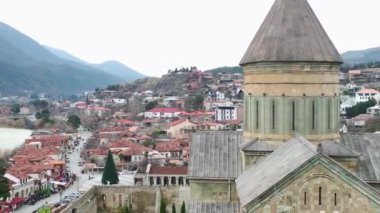 Mtskheta 'nın katedrali ile çağlar boyu seyahat, nehrin bir yoldaşı, tarihi ve güzelliği 4K' da sergilendi..