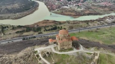 4K 'da sergilenen görkemli bir nehrin birleştiği büyük katedrali ile Mtskheta' nın ebedi güzelliğine tanık olun..