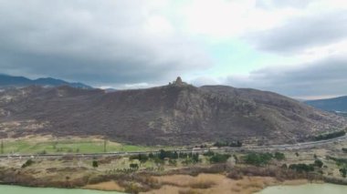 Mtskheta Katedrali 'ni, Gürcistan ruhuna bir vasiyet olarak kabul edin. Nehrin kenarında gururla durur ve 4K ile resmedilir..