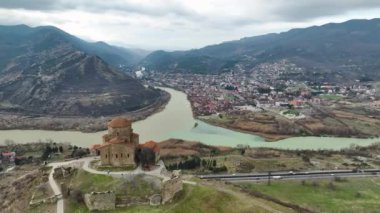 Katedral ve nehrin mükemmel bir uyum içinde olduğu ve iç içe geçmiş güzelliklerinin 4K 'da sergilendiği Mtskhetas' ı kucaklayın..