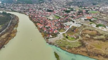 Mtskheta 'nın koruyucusuna tanık olun. Nehirlerin kenarındaki katedral. İnancın ve tarihin çarpıcı bir kanıtı..