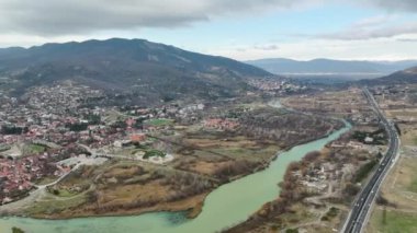 Tarihi suların üzerinde nöbet tutan Mtskhetas katedralinin tarihi ihtişamı 4K 'da canlı bir şekilde ayrıntılandırılmıştır..