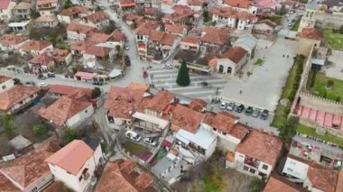Mtskheta 'nın kutsal birleşimini keşfedin, katedralin, şehrin ve nehrin nefes kesici bir manzarayla harmanlandığı yeri, 4K.