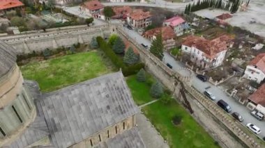 Mtskheta 'nın ruhani şamandırasına tanık olun. Engin bir nehre bakan antik bir katedral. Nefes kesici 4K detaylarıyla yakalandı..