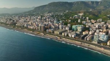 Bir Akdeniz şehrinin uyanışının ihtişamına tanık olun. Sahil şeridi günün ilk ışıklarıyla aydınlandı. Canlı 4K ile detaylandırıldı..