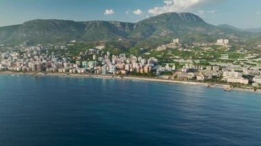 Akdeniz kıyısında bir şehir keşfedin, kıyı uyumu kentsel güzellikle buluşur, çarpıcı bir 4K berraklıkla yakalanır..