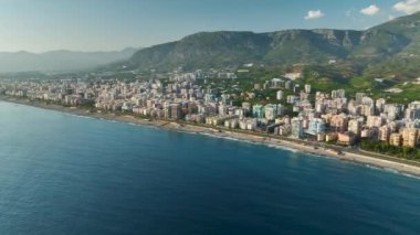 Karanın nerede sona erdiğini ve okyanusun bu panoramik deniz kenti manzarasında başladığını görün, büyüleyici 4K 'da yakalanmış..