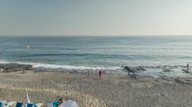 Sahildeki bir gecenin sessizliğini hisset. Gün batımının renkleri kumsalda çakıl taşları gibi, hepsi detaylı 4K şeklinde..