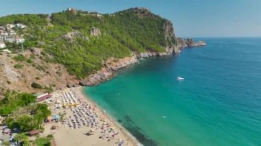 Yukarıdan Alanya sahil şeridinin güzelliğini yakalayın, yatlar, yeşil parklar, kumlu plajlar, ve parlak havuzlar, hepsi kıtır kıtır 4K.