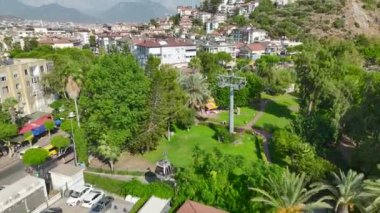 4K 'da yakalanan boş zamanların yatlar, yemyeşil parklar, plajlar ve havuzlar arasında lüks ile buluştuğu Alanyas kıyılarındaki ihtişamı keşfedin..