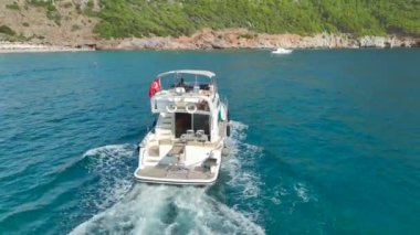 Yukarıdan Alanya 'yı keşfedin, turkuaz denizler, zarif yatlar, eğlence parkları, davetkar plajlar ve havuz, göz kamaştırıcı 4K.