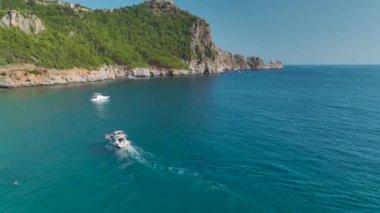 Gök mavisi suların yatlarla, güneşlenenlerle, canlı parklarla, plajlarla ve havuzlarla buluştuğu Alanyas tatil sahillerinin tadını çıkarın..