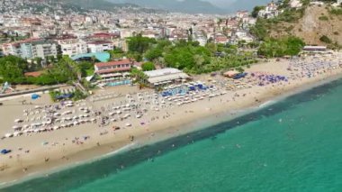 Alanya 'da renkli yatlar, canlı plajlar, dingin havuzlar ve yeşil parkların olduğu bir tatil ortamı çiz, hepsi 4K' da..
